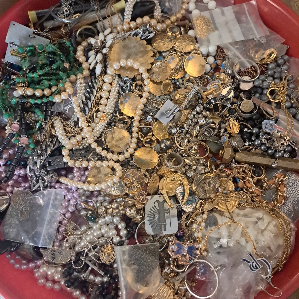 Taylor Gold and Pearl Necklace Collection